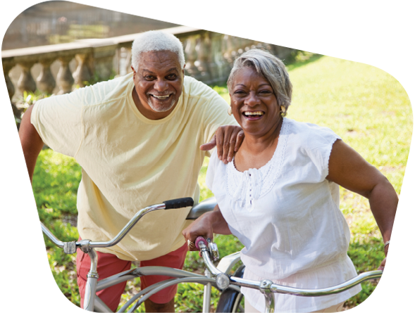 Pareja de adultos mayores monta en bicicleta en Inland Empire