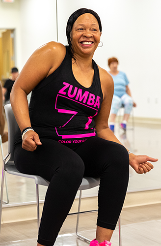 Các cư dân Inland Empire tập Zumba tại CRC